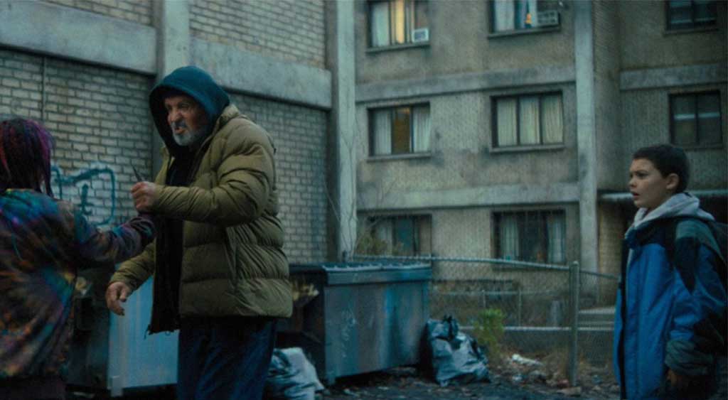 Joe tira a faca das mãos de Reza após proteger Sam.