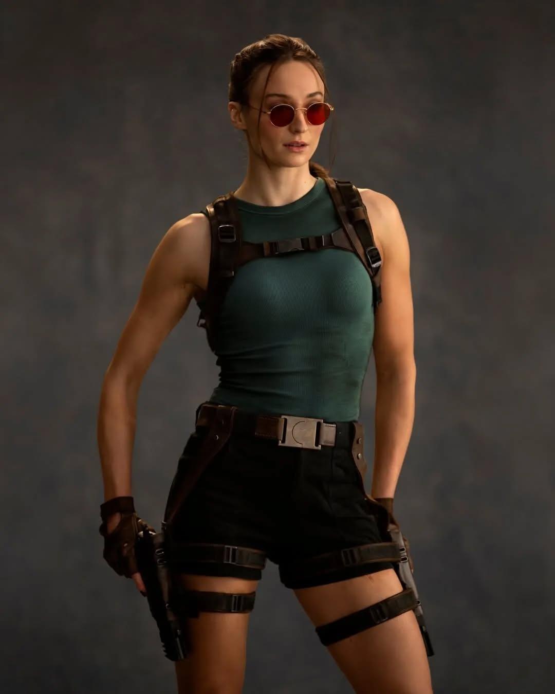 A Amazon MGM Studios divulgou a primeira imagem oficial da atriz Sophie Turner sob os trajes da personagem Lara Croft para a série live-action de Tomb Raider.

A gravação da série se iniciou em 19 de janeiro de 2026.

Jonathan van Tulleken é o responsável pela direção, além de ser a criadora, Phoebe Waller-Bridge também é a roteirista e produtora executiva.

O elenco ainda conta com nomes como Martin Bobb-Semple, Sigourney Weaver, Jason Isaacs e Bill Paterson.

Ainda não há previsão para a estreia da série na Prime Video.

•

•

•

#tombraider #laracroft #sophieturner #series #primevideo