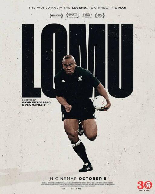 Este é o pôster oficial australiano do filme "Lomu", longa-metragem biográfico sobre o atleta Jonah Lomu, considerado uma lenda do rugby, o maior e mais influente atleta da história do esporte.Jonah Lomu nasceu em Auckland, na Nova Zelândia, em 12 de maio de 1975, filho de imigrantes tonganeses (Reino de Tonga), e fez história internacional como uma das maiores superestrelas da seleção neozelandesa de rugby, os All Blacks.Ele se destacava por sua impressionante combinação física: media 1,95 m, pesava 125 kg e corria os 100 metros em menos de 11 segundos. Seu tamanho, peso, incrível velocidade e força de trator fizeram com que Lomu se tornasse um jogador lendário de rugby, acostumado a atropelar os defensores adversários com facilidade.Na Copa do Mundo de Rugby, Jonah Lomu detém o recorde de maior número de tries marcados na história da principal competição internacional de rugby do planeta, soma-se um total de 15 tries em torneios mundiais. Para alcançar esse feito, ele precisou disputar 11 jogos em duas edições do torneio, marcando sete tries na Copa de 1995 e oito tries na Copa de 1999.Por ser uma superestrela mundial do rúgbi e o maior jogador da história do esporte, seu nome batizou um jogo de videogame desenvolvido pela Rage Software e lançado para MS-DOS, PlayStation e Sega Saturn. Jonah Lomu Rugby foi o primeiro jogo de rugby lançado para as plataformas Sega Saturn e PlayStation.Infelizmente, o grande astro da geração dos All Blacks da década de 1990 sofria de uma doença renal rara e faleceu em 18 de novembro de 2015 em sua cidade natal.O mundo conhecia a lenda, mas poucos conheciam o homem. Com direção de Gavin Fitzgerald e Vea Mafile'o, o filme documental "Lomu" chega aos cinemas australianos a partir do dia 8 de outubro.Ainda não há previsão de estreia para o filme documentário "Lomu" nos cinemas ou plataformas de streaming do Brasil.•••#jonahlomu #rugby #allblacks #esporte #novazelandia