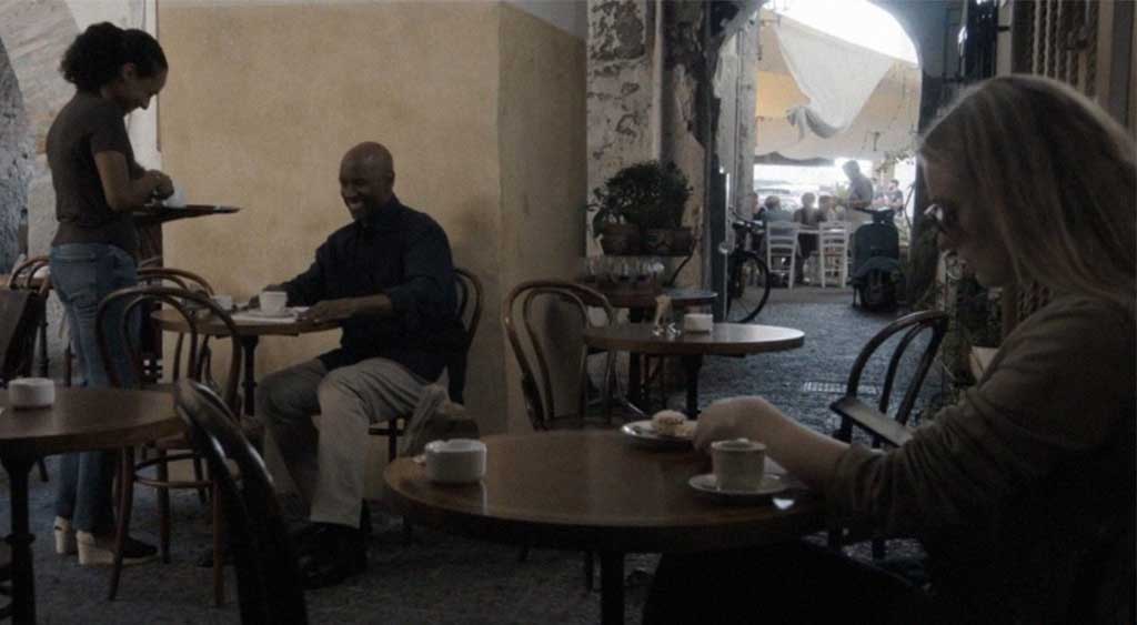 McCall está sendo servido por Aminah enquanto Collins o observa.