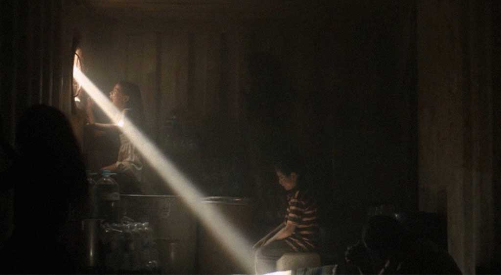 Os irmãos Rocío e Miguel com outras crianças raptadas dentro de um contêiner.