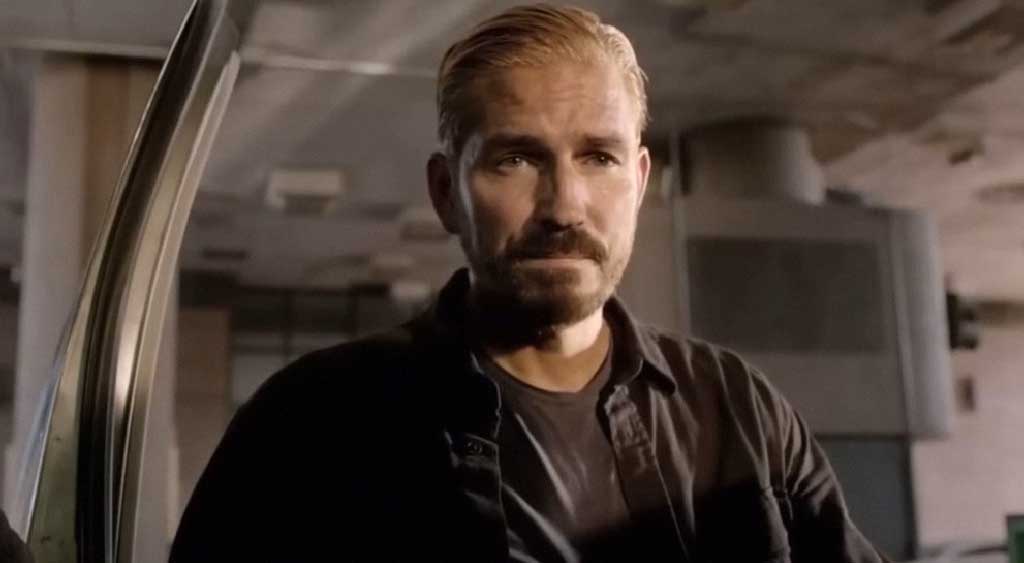 Momento que Tim Ballard resgata o garotinho Miguel Aguilar.