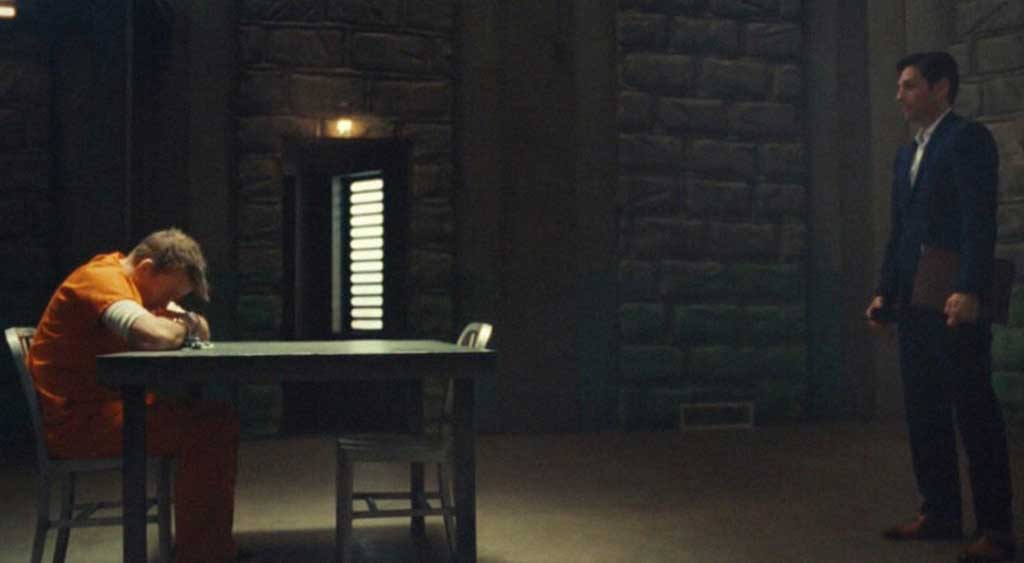 Dr. James Martin (Jordan Belfi) encontra com Nefarious (Sean Patrick Flanery) pela primeira vez.