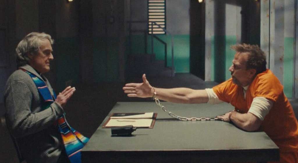 Padre Louis se assusta com o movimento de Nefarious para cumprimentá-lo.