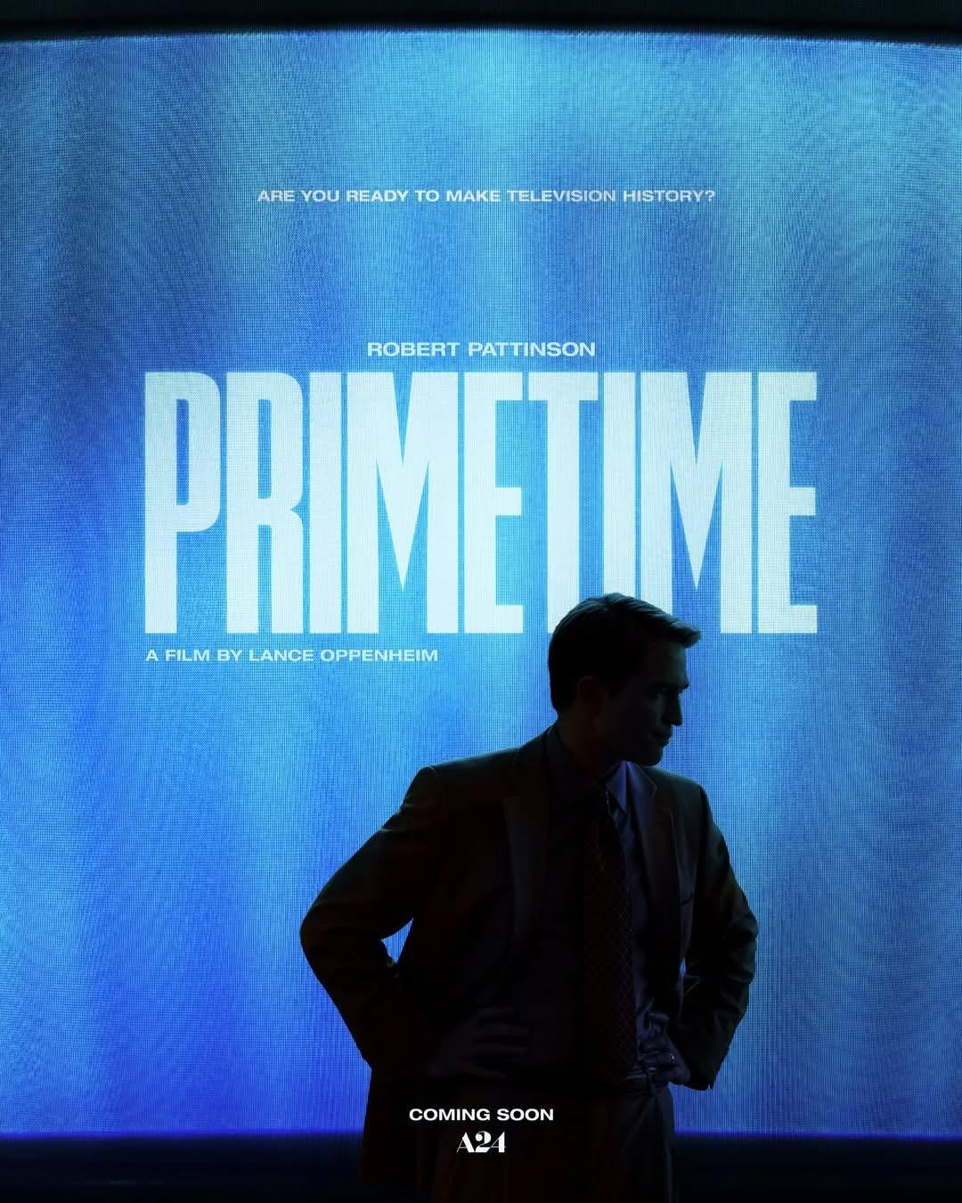 A produtora A24 divulgou o pôster oficial de "Primetime", novo longa-metragem do diretor Lance Oppenheim com roteiro escrito por Ajon Singh.Sinopse: segue a história de um jornalista determinado a enfrentar o submundo do crime que, com seus métodos investigativos como câmeras escondidas e iscas online para expor criminosos sexuais, muda a televisão americana e seu formato de jornalismo investigativo para sempre.A enredo do thriller é inspirado na série de jornalismo investigativo “To Catch a Predator”.O elenco principal conta com Robert Pattinson no papel do protagonista, acompanhado por Skyler Gisondo, Matthew Maher, Sean Bridgers, Merritt Wever e a cantora Phoebe Bridgers.Com lançamento previsto para setembro de 2026 nos cinemas dos Estados Unidos, "Primetime" ainda não tem data de estreia definida para os cinemas brasileiros.••°#primetime #robertpattinson #filmesdesuspense #filmesdeação #jornalismoinvestigativo