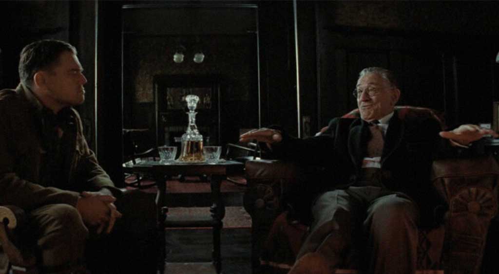 Ernest Burkhart e seu tio William Hale conversando sobre a vida e os negócios.