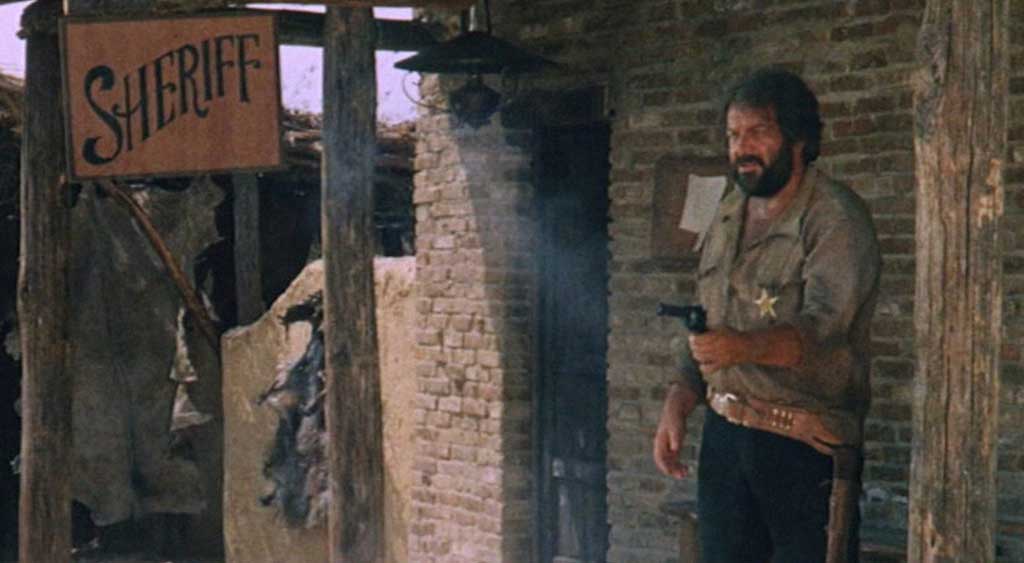 Bambino sob a varanda da delegacia atirando em três homens.