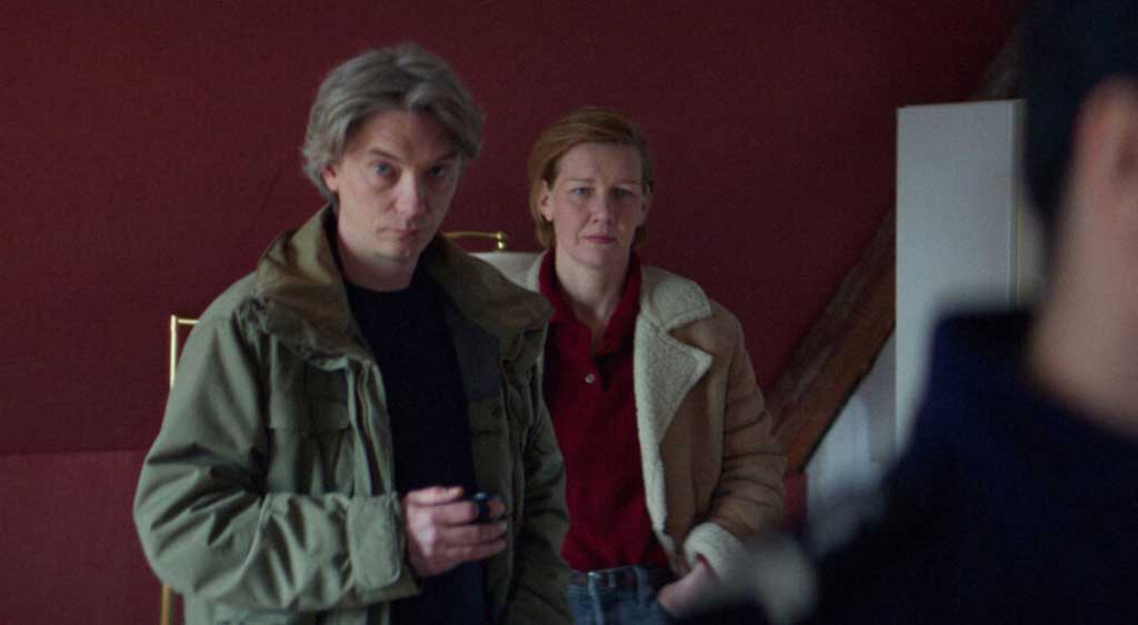 Sandra e seu advogado (Vicent) observam apreensivos a reconstituição.