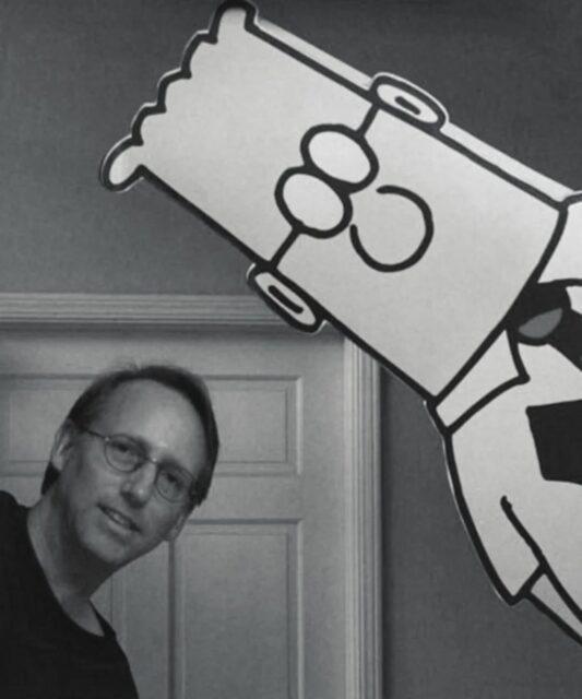 Morreu aos 68 anos o cartunista Scott Adams, o criador da tirinha “Dilbert”, uma das mais populares do mundo.

As tirinhas abordavam a cultura corporativa moderna com ironia. A inspiração para criar o personagem Dilbert veio dos anos trabalhados na Pacific Bell.

No auge, "Dilbert" chegou à distribuição de quase dois mil jornais pelo mundo à fora. O sucesso de popularidade foi tanto que em 1997 a Office Depot contratou o protagonista da tirinha pela bagatela de trinta milhões de dólares para estrelar uma campanha publicitária.

"Dilbert" foi para além das páginas dos jornais, a franquia teve uma série animada para televisão que durou duas temporadas (exibido no Brasil pela extinta Fox Kids), jogos de computador, boneco de pelúcia entre outros produtos.

Em fevereiro de 2023, tentaram cancelá-lo por um discurso considerado racista. A reação imediata veio por meio de vários cancelamentos da publicação de "Dilbert".

Apoiador do presidente dos Estados Unidos, Donald Trump (Partido Republicano), Adams praticamente sacrificou sua vida social, carreira, reputação e até a saúde. Seu apoio ao Trump levou seu negócio de licenciamento e vendas de livros praticamente à estaca zero. Segundo o próprio cartunista, apesar de tudo, fez isso porque acreditava que valia a pena.

O icônico cartunista estava sob cuidados paliativos após anunciar o diagnóstico de um câncer de próstata agressivo, seus dias de vida se resumia em apenas alguns meses.

Em 2025, Adams postou na rede X que a sua saúde estava "piorando rapidamente", complementou fazendo uma crítica quanto a demora do plano de saúde em liberar um medicamento que já estava aprovado.

Adams veio a falecer na sua casa em Pleasanton, na Califórnia, Estados Unidos. Divorciou-se por duas vezes, Shelly Miles e Kristina Basham. Ele deixa seus enteados Hazel, Marin e Savannah; e seus irmãos Cindy e Dave.

Descanse em paz, Scott Adams.

•

•

•

#scottadams #cartunista #dilbert #dogbert #tirinhas