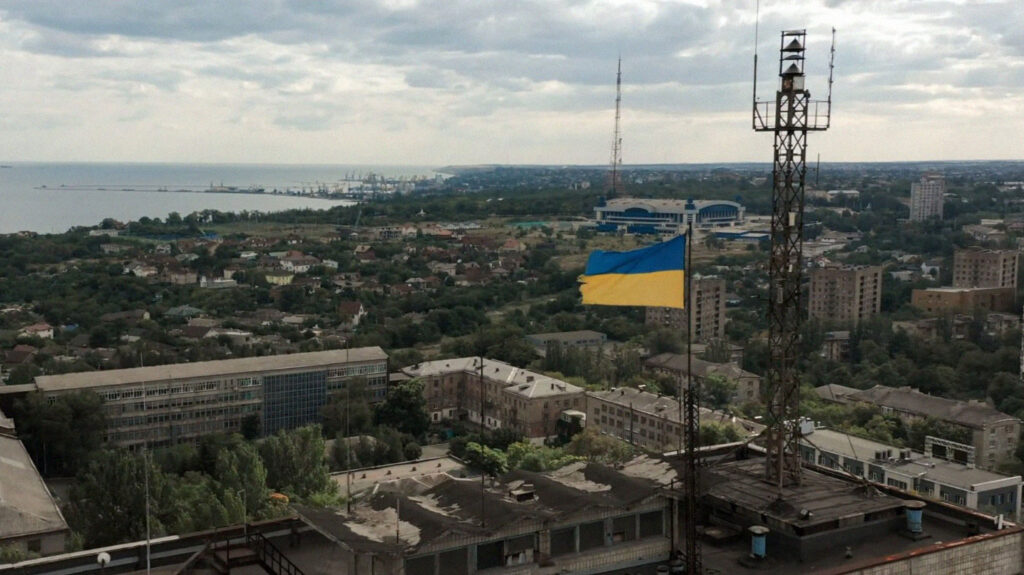 Bandeira da Ucrânia tremulando em meio ao importante centro industrial com um grande porto. 