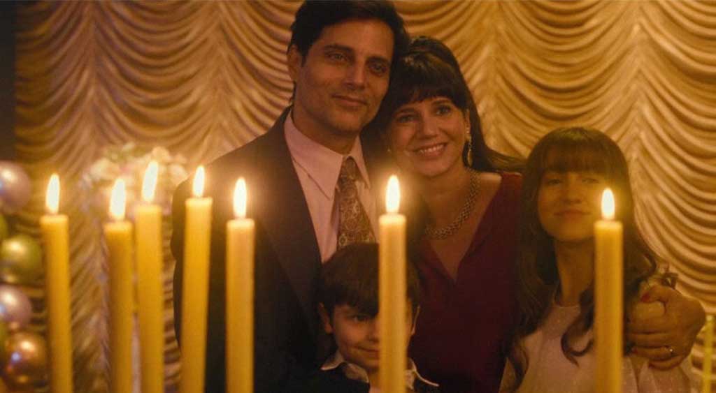 Sergio e Estela Dayan abraçam os filhos para registrar a cerimonia do Bar Mitzvá da filha do casal.