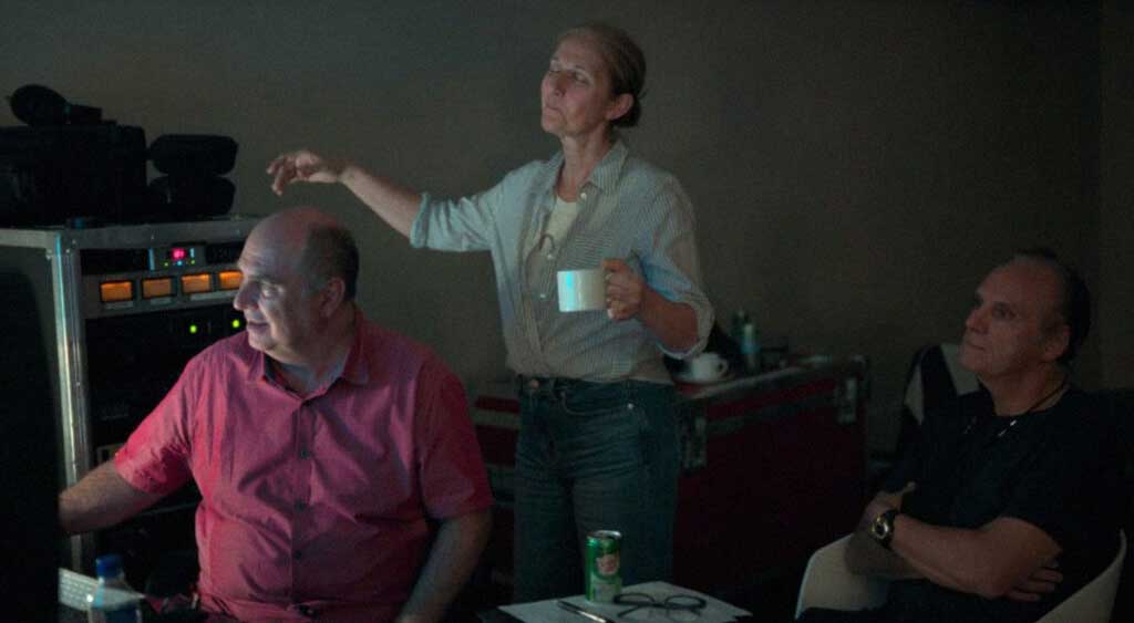 Celine Dion com seus empresários escutando a gravação final da nova música.
