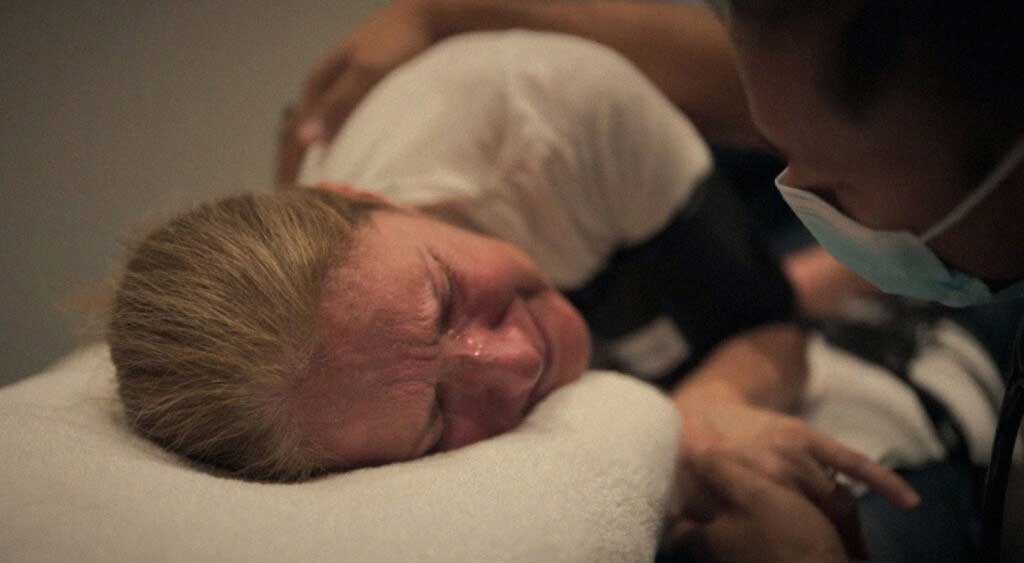 Celine Dion chora devido as fortes dores durante uma crise da síndrome da pessoa rígida (SPR).