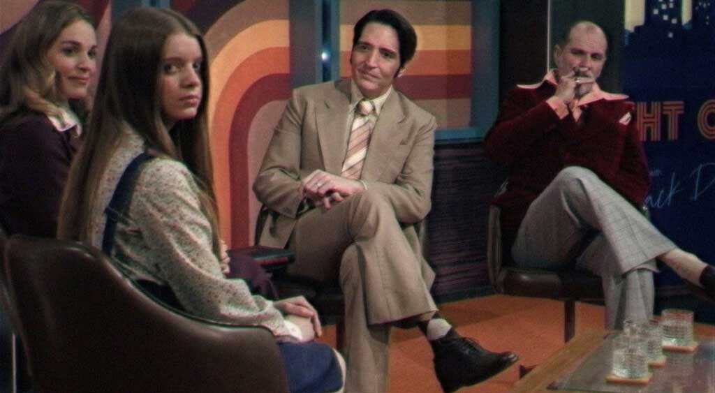 Lilly com o seu olhar vazio encara a câmera.