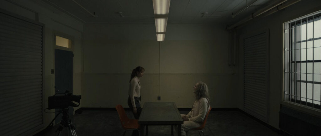 A agente Lee Harker chega à sala de interrogatório para confrontar o assustador Longlegs.