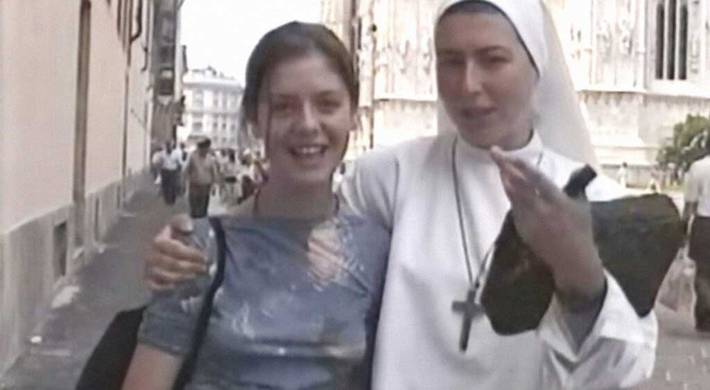 Clare Crockett caminha abraçada com uma Irmã do "Lar da Mãe".