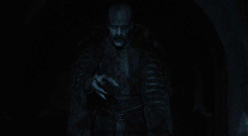 Conde Orlok prestes a agarrar e sugar o sangue do assustado Thomas Hutter.