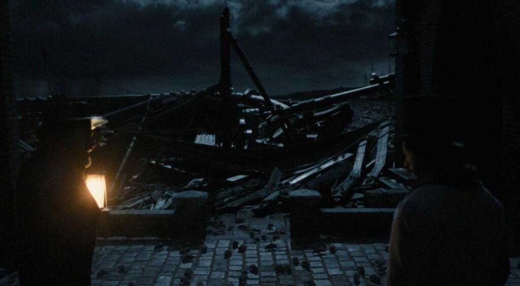 Momento em que o navio amaldiçoa com a praga Nosferatu é encontrado no porto da cidade todo destruído.