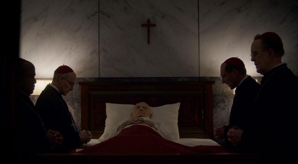O decano Lawrence e mais três cardeais rezam diante do corpo do Papa sobre a cama do apartamento papal.