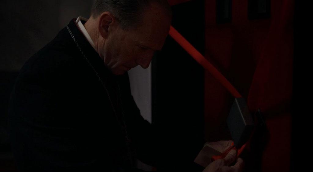 Momento que o Decano Lawrence rompe o sigilo do aposento papal.