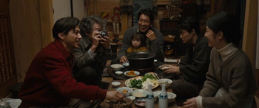 Noriko e Ryunosuke recebem os amigos que juntos se reunem para comer e conversar.