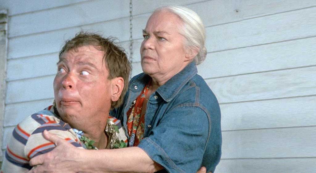 Bubba Ritter é caçado por um grupo de homens e foge em desespero para os braços da mãe (Sra. Ritter).