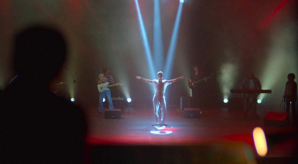 Ney Matogrosso observa emocionado enquanto dirige Cazuza cantando "O Tempo Não Pára" (1988) em sua última turnê intitulada "Ideologia".