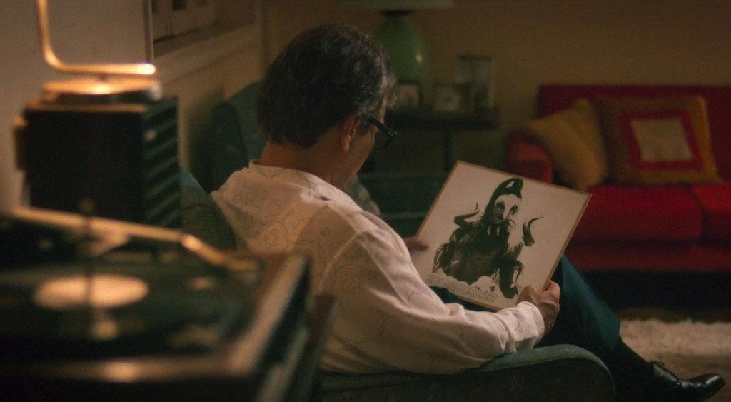 O pai de Ney Matogrosso com o LP (Long Play) do filho em mãos enquanto escuta em alto e bom som de "Água do Céu-Pássaro" (1975).