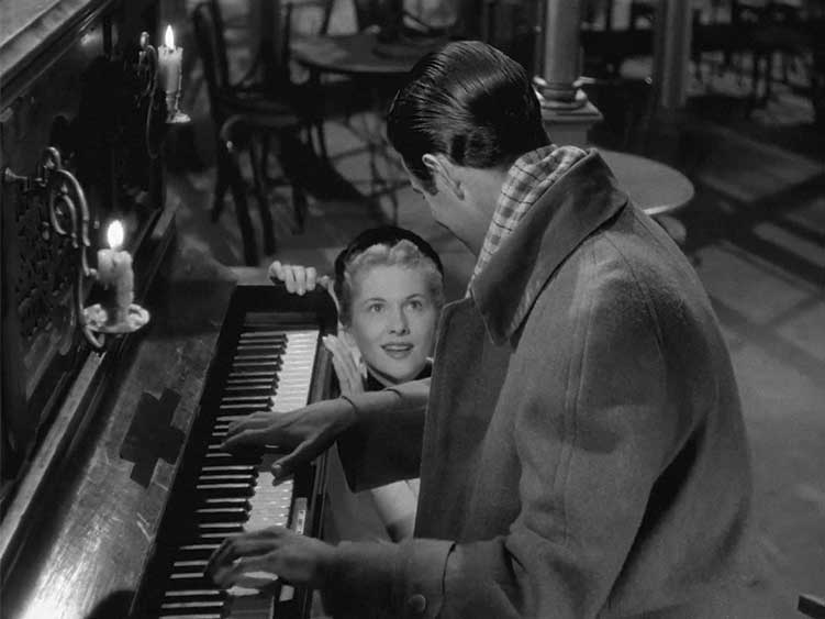 Lisa observa Brand tocar o piano após o casal dançar sozinho.