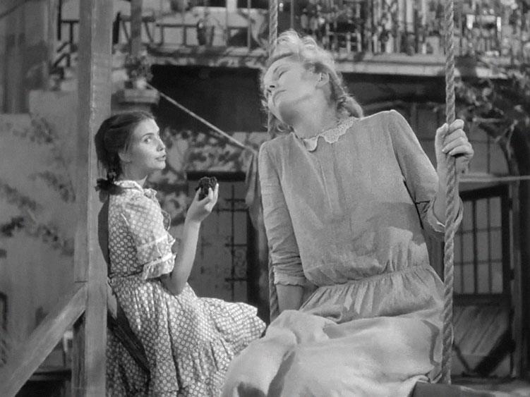 Marie se incomodada com o "barulho", enquanto Lisa se encanta com a música tocada pelo novo vizinho, o músico Stefan Brand.