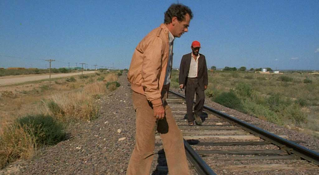 Walt cruza o caminho de seu irmão para colocá-lo no carro e juntos seguirem viagem para casa.