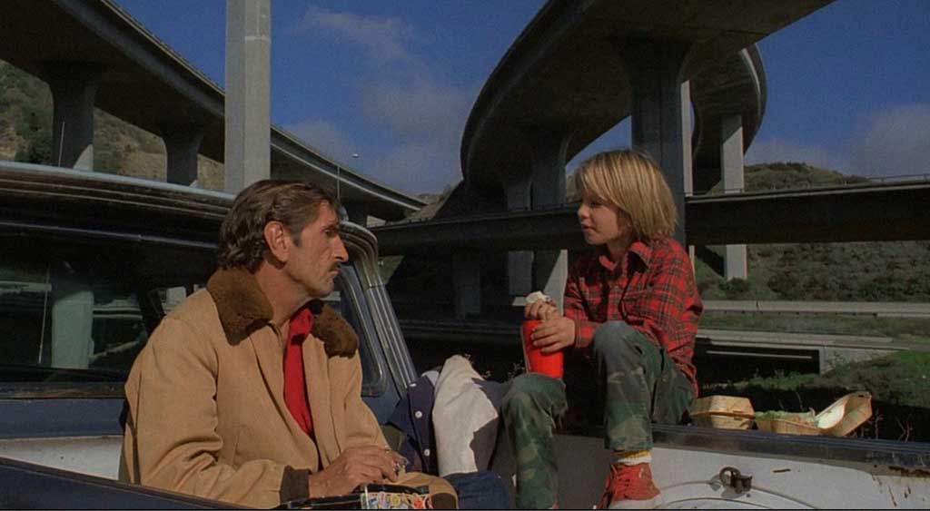 Travis e seu filho Hunter lancham e conversam em cima da carroceria do Ford Ranchero 1959.