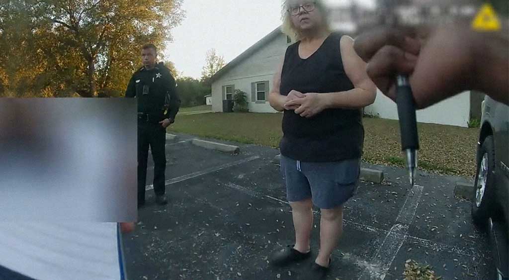 Susan Lorincz conversa com os policiais.