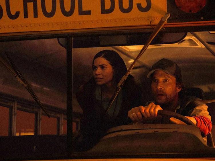 Mary Ludwig e Kevin McKay observam de dentro do ônibus o cenário infernal transformado pelo incêndio.