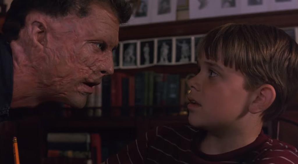 A distração de Chuck durante a aula faz com que McLeod dê uma bronca no garoto.