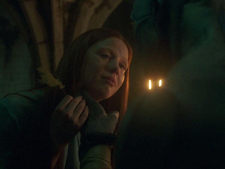 Neste encontro às escondidas de uma curiosa e compassiva Elizabeth com a trancafiada Criatura acorrentada pelos punhos, se transforma em um sentimento de amor inexplicável. Os olhares profundos de Elizabeth à encantada Criatura revelam algo além do espanto.