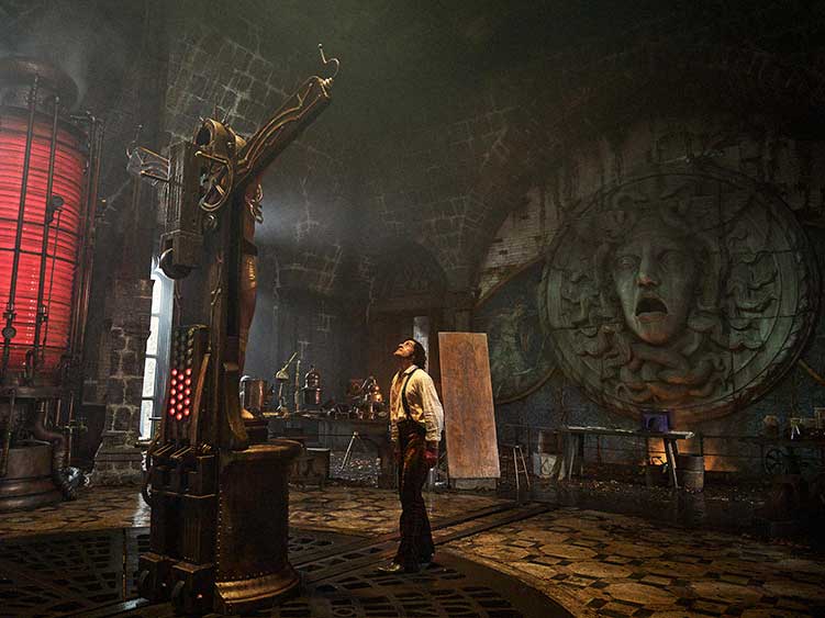 Em sua torre-laboratório, Victor Frankenstein atônito observa a sua Criatura posicionada para receber os raios responsáveis pela eletricidade que levará energia tanto o coração como o cérebro e assim vencer a morte com a vida eterna.