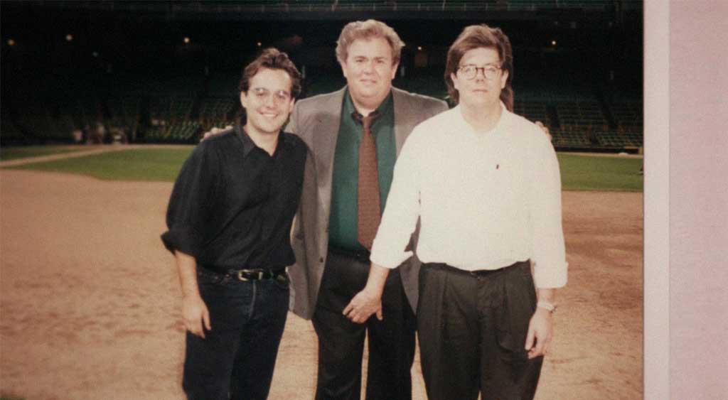 Chris Columbus, John Candy e John Hughes. Candy e Hughes eram como almas gêmeas, os dois tinham um senso de humor absurdo e viviam um amor de irmão.
