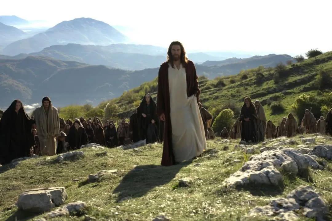 Veja a primeira imagem do ator Jaakko Ohtonen no papel de Jesus no filme "A Ressurreição de Cristo", dirigido por Mel Gibson.A aguardada continuação de A Paixão de Cristo (2004) teve suas filmagens encerradas oficialmente após 134 dias de trabalho em várias locações na Itália.Ohtonen protagoniza o elenco como Jesus, ao lado de Mariela Garriga, Kasia Smutniak, Pier Luigi Pasino, Gabriele Rollo, Eduardo Scarpetta, Sara Serraiocco e Andrea Scarduzio.As estreias nos cinemas estão agendadas para as seguintes datas, a primeira parte será lançada dia 6 de maio de 2027, e a segunda parte chega às telonas dia 25 de maio de 2028. Ambas as datas coincidem com o Dia da Ascensão.Sobre o filme, Mel Gibson disse: "Este filme representa uma parte importante do trabalho da minha vida" e complementou "É uma missão que carrego há mais de 20 anos para contar aquilo que acredito ser a história mais importante da história da humanidade".•••#aressurreiçãodecristo #Jesus #JesusCrito #melgibson #Biblia