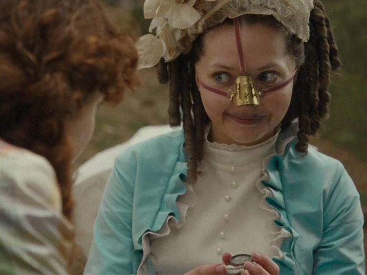 Elvira mostra para a irmã o ovo de tênia que ganhou para emagrecer.