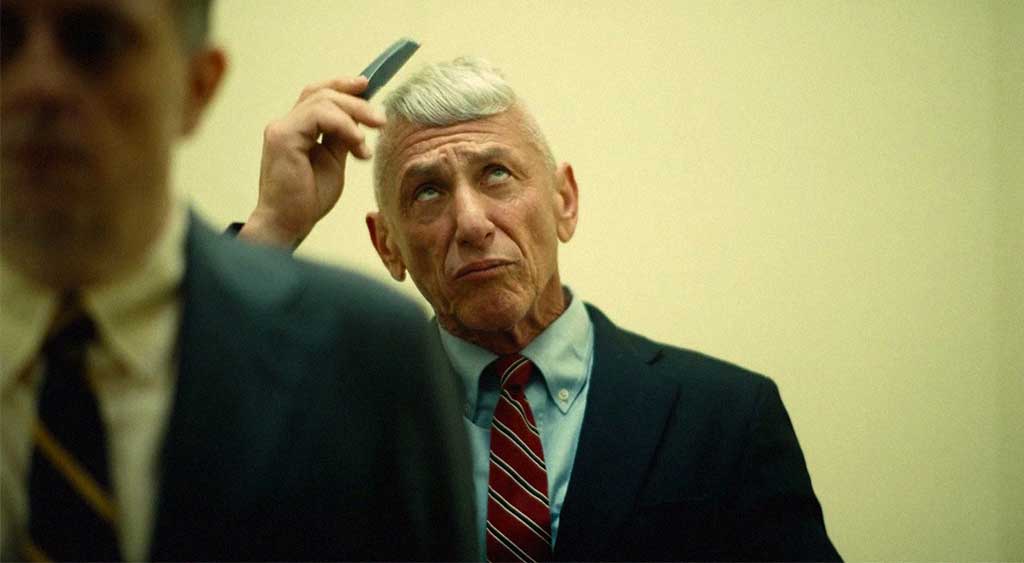 O Coronel Steven J. Lockjaw (Sean Penn) passa o pente na boca e se prepara para se encontrar com o grupo supremacista branco secreto chamado “Clube dos Aventureiros de Natal”.