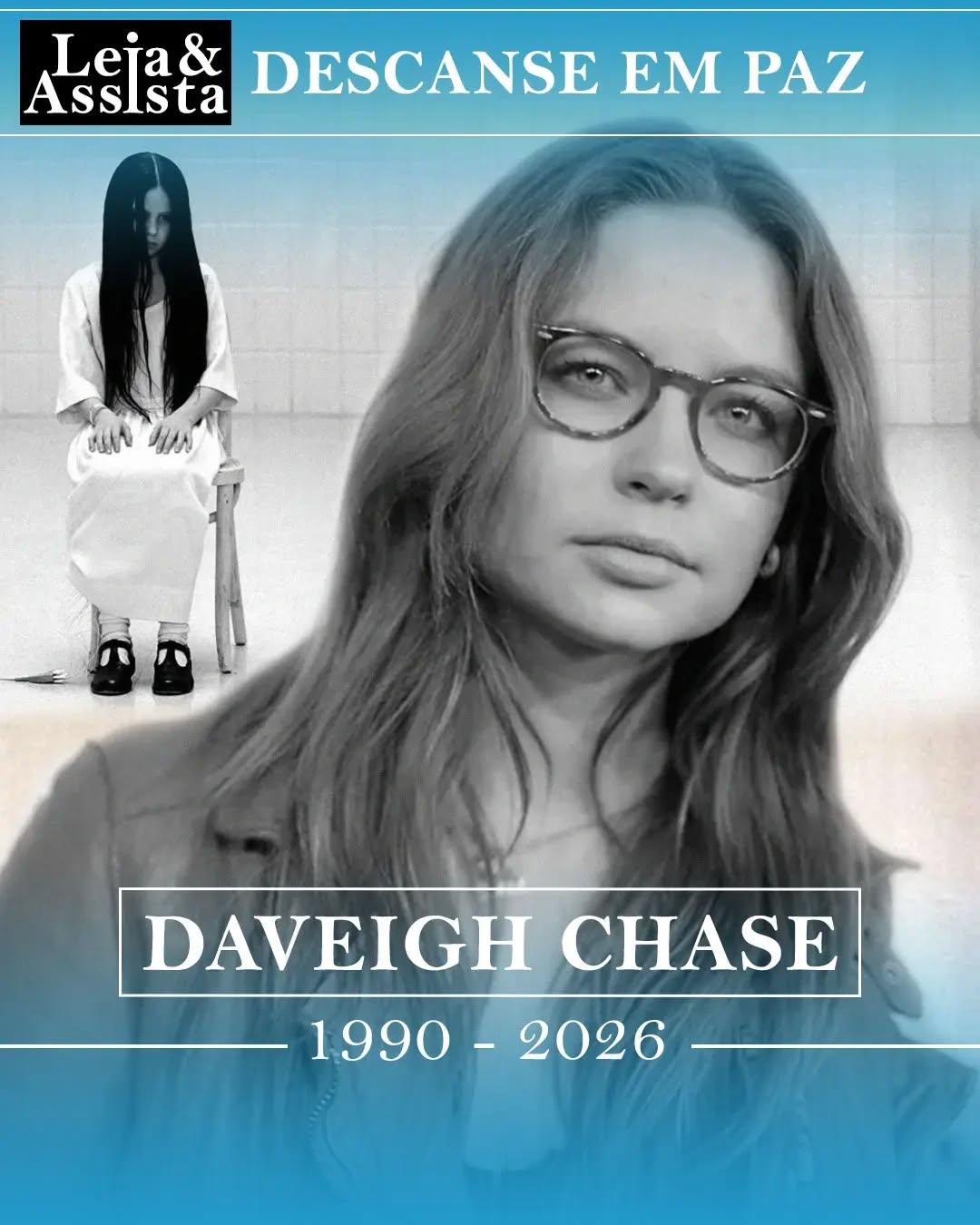 Daveigh Chase, atriz de 'O Chamado' e dubladora de 'Lilo & Stitch', morreu aos 35 anos.De acordo com o site TMZ, a jovem atriz morreu nesta terça-feira (16) devido a uma sepse causada por complicações de meningite e infecção no sangue. Ela foi internada no início de junho em um hospital de Los Angeles por causa de um quadro de desnutrição. A informação foi cedida pelo namorado de Chase, Roy Hernandez ao portal de notícias.A carreira mirim de Chase foi construída no início dos anos 2000 e foi uma das mais memoráveis do período. Seu maior sucesso veio em 2002, quando emprestou sua voz para à personagem Lilo Pelekai, em "Lilo & Stitch". A dublagem de Lilo continuou em vários outros projetos da Disney.Ela também dublou a personagem Chihiro na versão em inglês do filme "A Viagem de Chihiro", de 2001, trabalho que lhe rendeu um prêmio Annie. Outra marca deixada pela atriz foi no gênero de terror, especificamente no remake do filme japonês "Ring: O Chamado" (1998), "O Chamado" (2002), no qual estrelou como Samara Morgan. A atuação como uma criança sinistra no centro do filme de terror a transformou em um fenômeno cultural, levando-a a uma indicação ao MTV Movie Award.Antes de se destacar nesses papéis, ela fez aparições menores na televisão e participou do filme do diretor Richard Kelly, Donnie Darko, como a personagem Samantha Darko.Antes de falecer, Hernandez, seu namorado, criou uma campanha no GoFundMe para ajudá-la financeiramente e com orações, devido ao agravamento da doença que, infelizmente, acabou levando-a a óbito.Descanse em paz, Daveigh Chase.•••#daveighchase #lilopelekai #chihiro #samaramorgan #samanthadarko