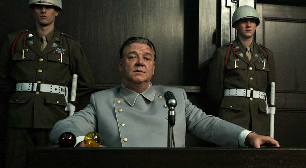 Hermann Göring sentado no banco dos réus do Julgamentos de Nuremberg.