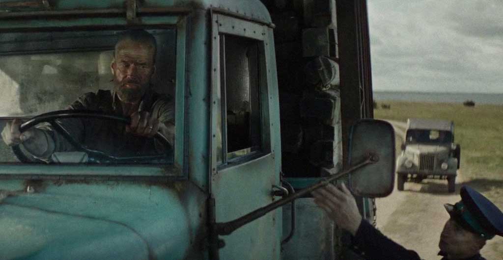 Aatami Korpi é parado na estrada de terra por dois oficiais do Exército Vermelho que lhe pedem o passaporte.