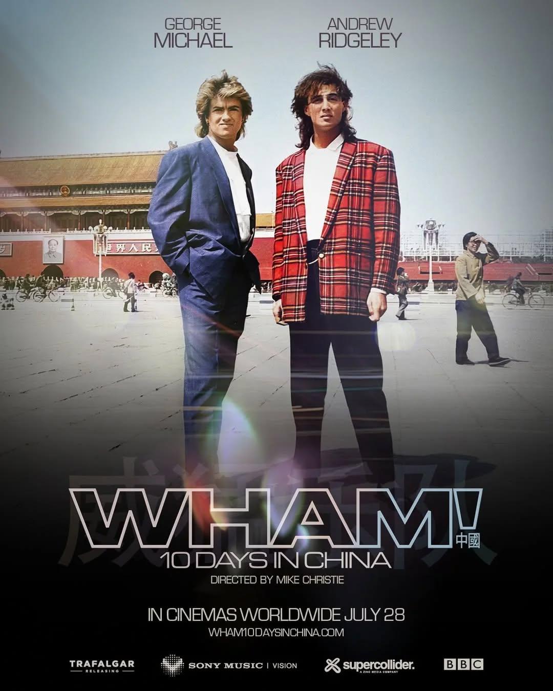 Este é o pôster oficial de "WHAM! 10 Days in China (em tradução livre, 'WHAM! 10 Dias na China'), documentário dirigido por Mike Christie.O filme explora os bastidores da turnê histórica e inovadora realizada na China, em 1985, pela dupla britânica de música pop formada por George Michael e Andrew Ridgeley. O documento audiovisual celebra a conquista do grupo ao se tornar a primeira banda ocidental a se apresentar em um país asiático comunista.Com 90 minutos de duração, o longa-metragem apresenta imagens inéditas e restauradas do acervo histórico, explorando os bastidores, as apresentações em Pequim e Guangzhou, além de entrevistas nunca antes vistas com membros da equipe de turnê.A produção foi exibida mundialmente em cinemas e na televisão britânica, oferecendo um vislumbre único do impacto cultural e de como o duo solidificou seu status de superestrelas globais."WHAM! 10 Days in China" estreia nos cinemas do mundo todo no dia 28 de julho. A venda de ingressos terá início no dia 24 de julho.•••#wham #georgemichael #andrewridgeley #documentario #musicapop