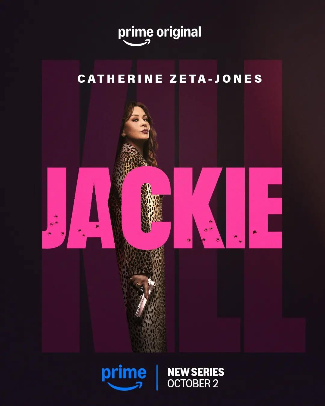 Pôster de "Kill Jackie", série de suspense estrelada por Catherine Zeta-Jones.A trama acompanha Jackie Price, uma ex-traficante que vive luxuosamente como negociante de arte, mas precisa enfrentar um grupo de assassinos de elite chamados "Sete Demônios" que foram contratados para matá-la.A produção é aseada no livro "The Price You Pay", escrito por Nick Harkaway sob o pseudônimo Aidan Truhen.Tom Butterworth e Conor Keane são os responsáveis pela adaptação de suspense. A direção ficou a cargo de Dawn Shadforth e Damon Thomas, de Killing Eve.Ainda não há data de estreia confirmada para o lançamento de "Kill Jackie" no Brasil. Nos Estados Unidos, a estreia está marcada para 2 de outubro, na Amazon Prime Video.•••#killjackie #series #seriesdesuspense #catherinezetajones #primevideobr