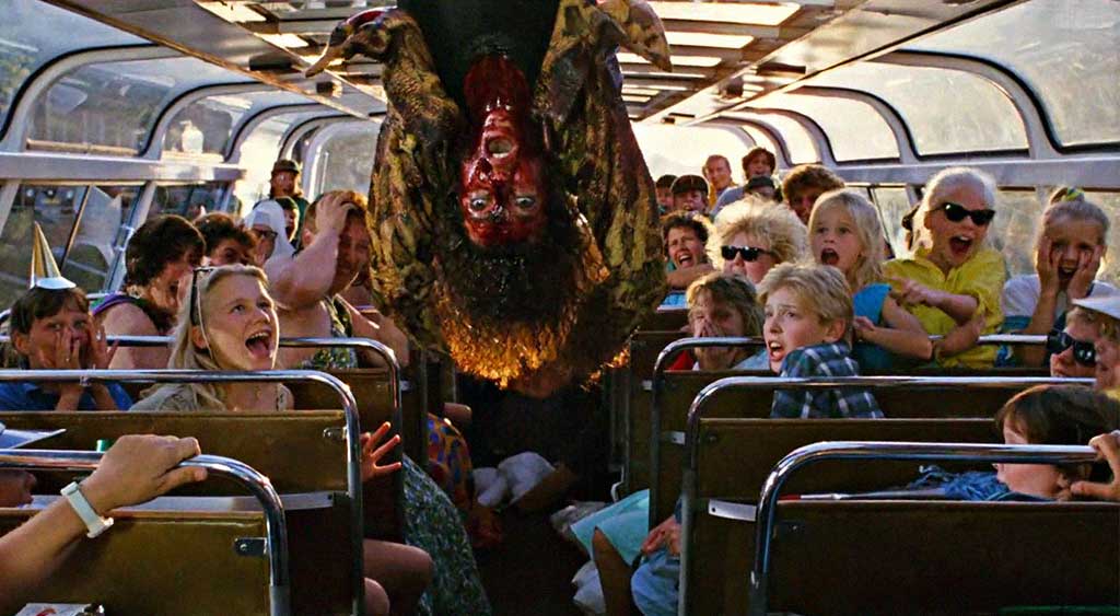 O cadáver ensanguentado da primeira vítima do assassino em série fica suspenso no meio da embarcação, que está lotada de crianças, durante um passeio de barco pelos canais de Amsterdã.