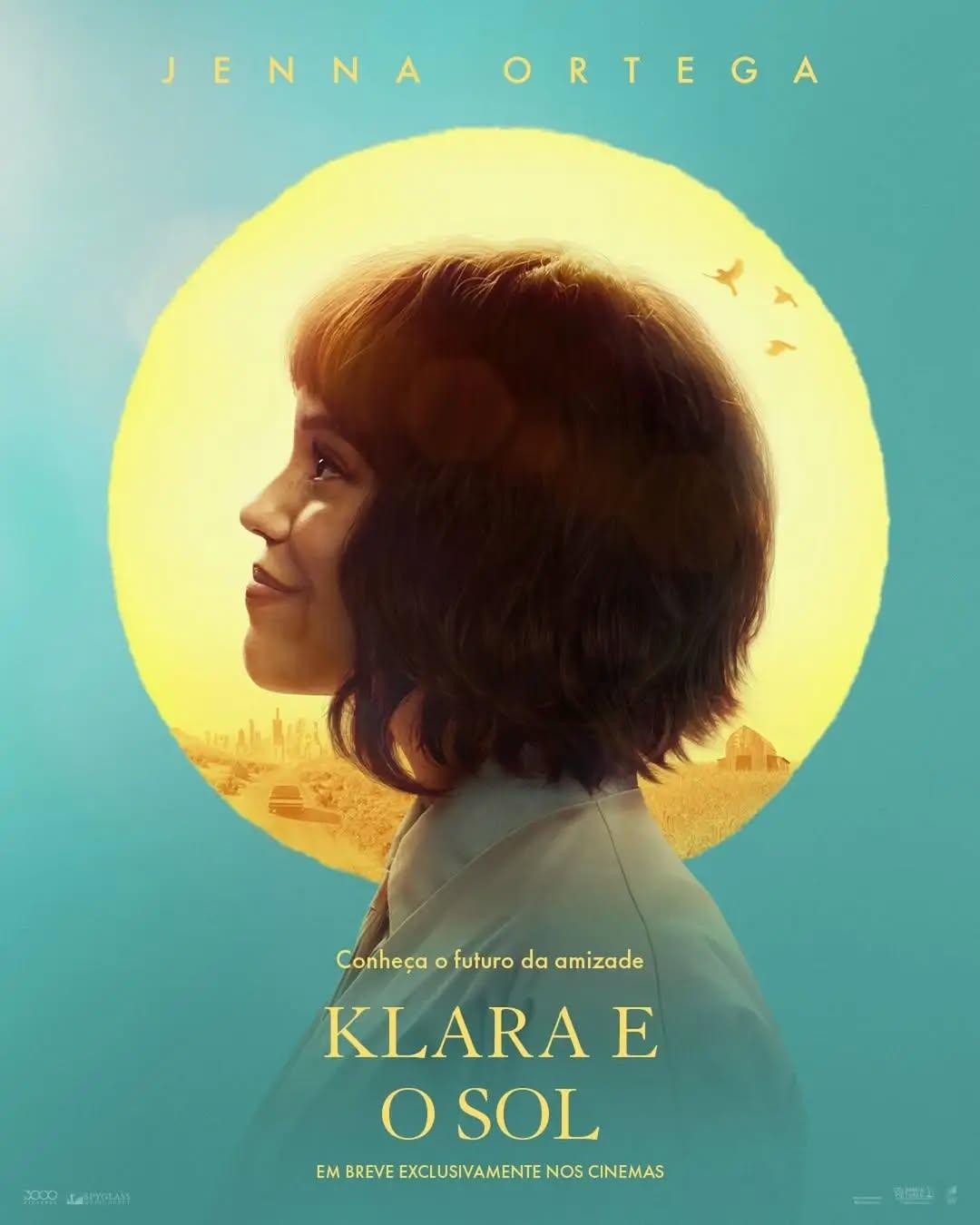 Pôster oficial de Klara e o Sol (Klara and the Sun), estrelado por Jenna Ortega.O longa-metragem e uma adaptação cinematográfica do romance homônimo escrito pelo Nobel Kazuo Ishiguro, lançado em 2021.Sinopse: A história de ficção científica distópica acompanha Klara (Jenna Ortega), uma Amiga Artificial projetada para aliviar a solidão. Ela é adquirida por Chris (Amy Adams) para cuidar de sua filha, Josie (Mia Tharia), uma jovem que enfrenta uma doença grave e misteriosa.O neozelandês Taika Waititi é o diretor e também coescreve o roteiro adaptado ao lado de Dahvi Waller.A adaptação do clássico de Kazuo Ishiguro estreia em breve, exclusivamente nos cinemas.•••#klaraeosol #taikawaititi #kazuoishiguro #jennaortega #ficcaocientifica