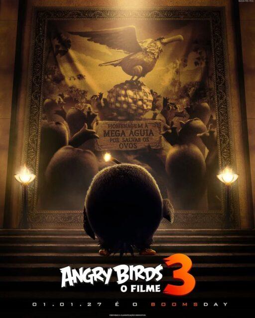 Este é o pôster de "Angry Birds 3: O Filme" (The Angry Birds Movie 3), sequência da franquia de jogos eletrônicos de mesmo nome.A imagem faz referência ao novo filme da Marvel, "Vingadores: Doutor Destino", com uma ave estampada em uma tapeçaria junto de outros personagens de Angry Birds.A estreia do longa-metragem de animação nos cinemas brasileiros está prevista para 1º de janeiro de 2027.•••#angrybirds #angrybirds3 #filmesinfantis #filmesdeanimação #filmesdeaventura