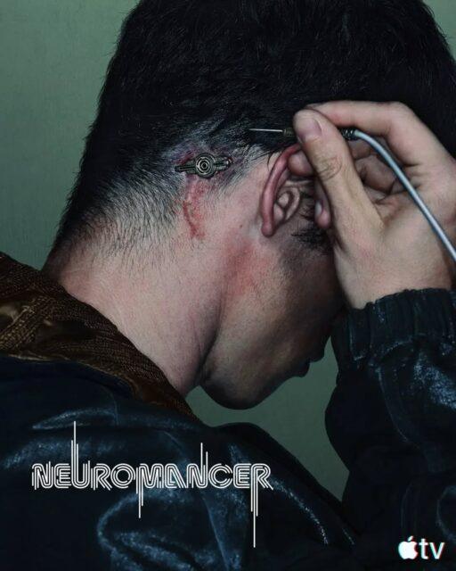 Pôsteres da série "Neuromancer" são divulgados pela Apple TVJack in. [Termo essencial do universo cyberpunk que significa conectar a mente ao ciberespaço]O comando "jack in" (entrar na rede) é o ato que os hackers, chamados de cowboys do ciberespaço, realizam para navegar pela Matrix usando eletrodos ligados ao cérebro.A nova série, criada por Graham Roland e JD Dillard, estreia na Apple TV+ em 22 de janeiro de 2027.•••#neuromancer #series #appletv #cyberpunk #williamgibson